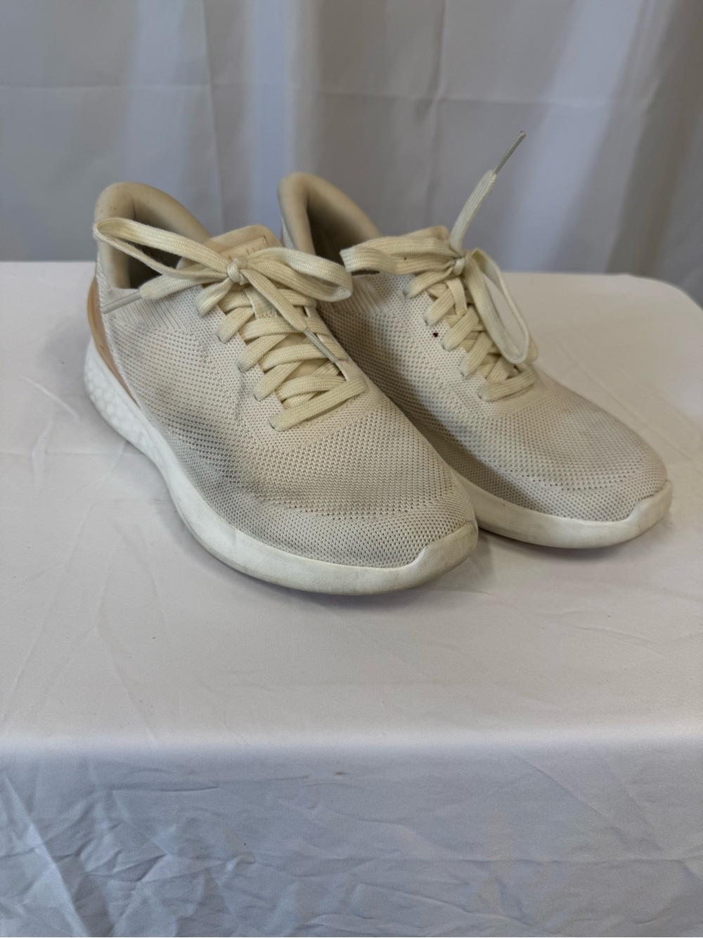 Kizik Womens 8 Athens hands-free cream sneaker slip on no laces. Needs cleaning